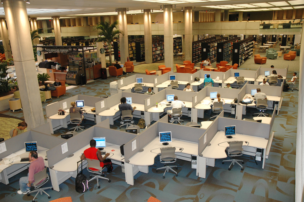 Cc library. Компьютеры в читальном зале. Зал библиотеки. Библиотека будущего. Современное библиотечное оборудование.